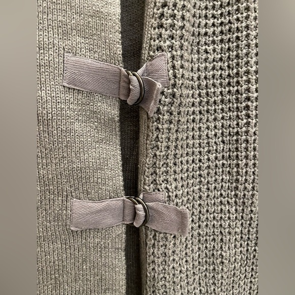 Samantha’s Style Shop Women’s Gray Lg Knit Crochet Oversized Sleeveless Collared - Picture 8 of 9